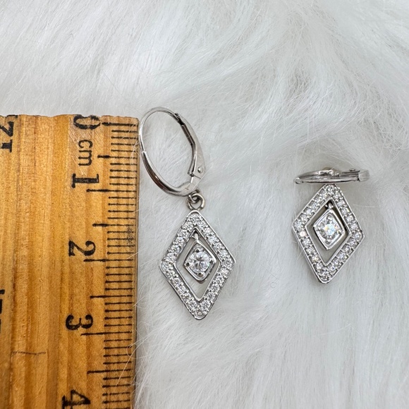 Roberto Coin 18kt white gold with 0.55tcw diamond converted drop earrings EUC - Picture 6 of 12